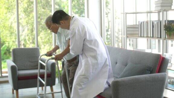 医生用助行器支持他的老年病人