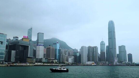 倾斜:多云天空中的香港海滨景观