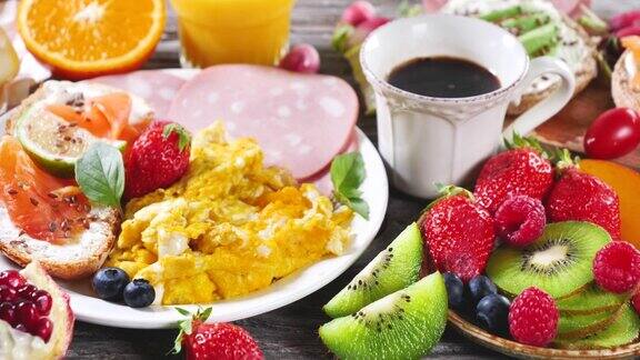 健康早餐或早午餐煎蛋烤面包配三文鱼新鲜水果和咖啡杯