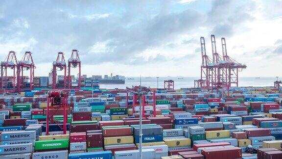 云中的上海商业货柜码头时间流逝4k