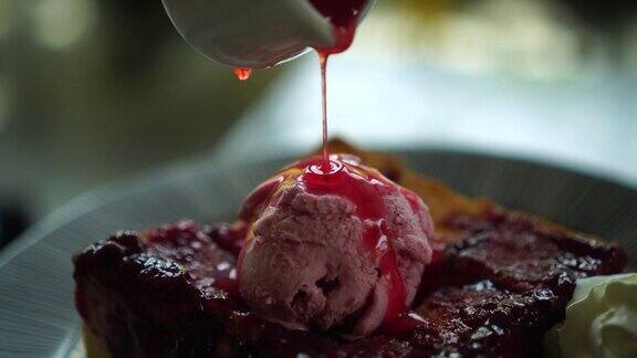 将草莓酱倒入冰淇淋蛋糕和面包店:4k