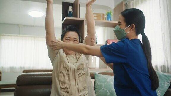 亚洲妇女做物理治疗师在家里的治疗师医生的支持