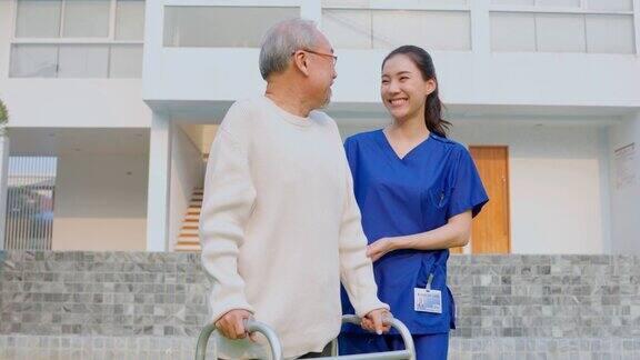 亚洲护理护士的肖像支持老年男性在户外行走专业的女医生帮助和照顾老人在公园做物理治疗然后看着镜头
