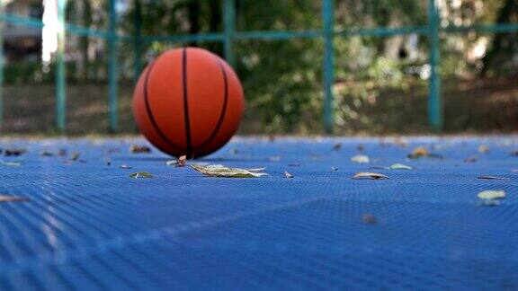 一个篮球在地板上滚动blueм