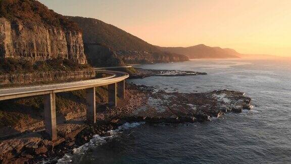 航拍澳大利亚海悬崖桥海岸驱动日出海岸海景