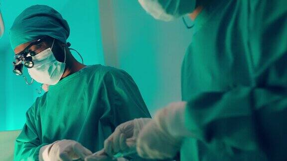 外科医生们正在手术室里抢救生命