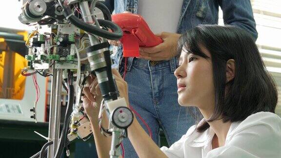 女电子工程师在实验室里建造、测试、修理机器人有技术或创新观念的人