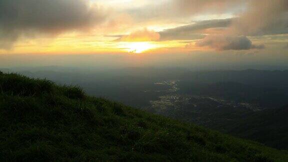 武功山高山草甸和云朵夕阳