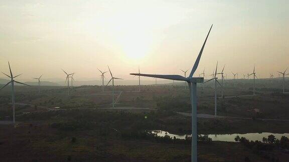 风力涡轮机在日落时生产可再生能源