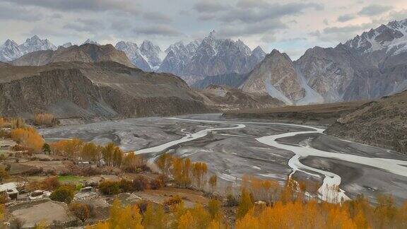 秋季沿喀喇昆仑公路拍摄的喜马拉雅山脉喀喇昆仑山脉罕萨河风景鸟瞰图巴基斯坦北部
