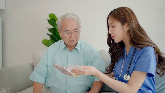亚洲护士或医生解释治疗的妇女和男子在家里