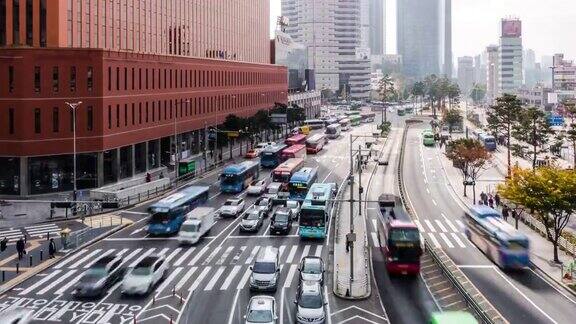 在韩国首尔车站4k时间的汽车交通和皇冠行人在道路上的人