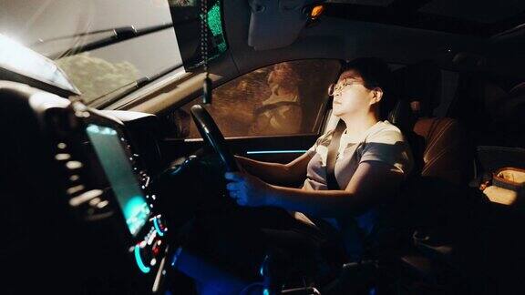 亚洲华裔妇女在下雨的夜晚驾驶