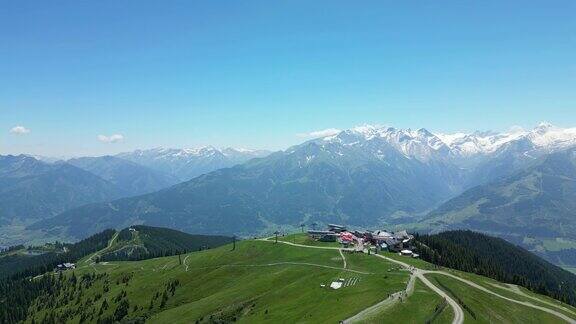 奥地利山脉中一个令人惊叹的滑雪胜地的广角视图