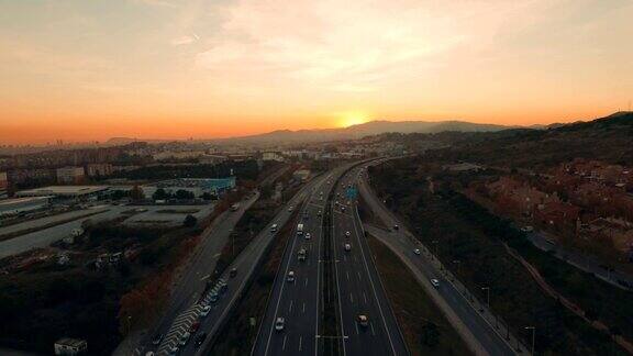 无人机在日落时的空中高速公路