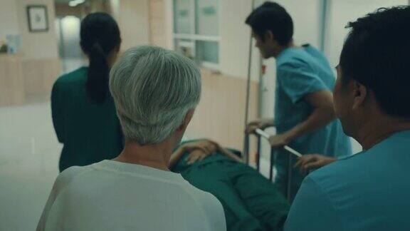 医疗队正把躺在床上的病人从走廊推到手术室