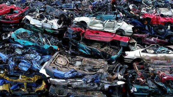被腐蚀的旧汽车堆放在废品场