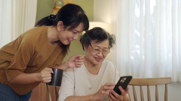 老年母亲向女儿学习智能手机技能