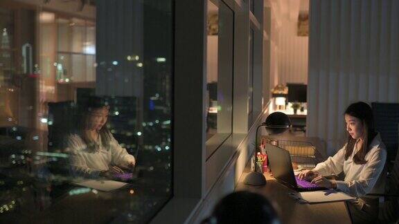 亚洲华裔女白领在办公室工作到深夜独自赶财务报告
