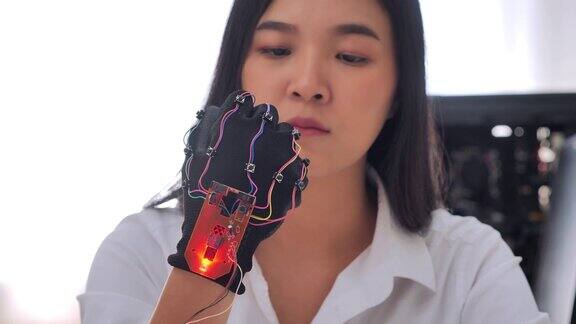 一个未来主义的假肢机器人手臂由一个十几岁的女孩开发工程师在一个研究实验室教育、科技、残疾人、科学、人、教育主题4.0行业网络物理系统概念机器人和工程师女性在干