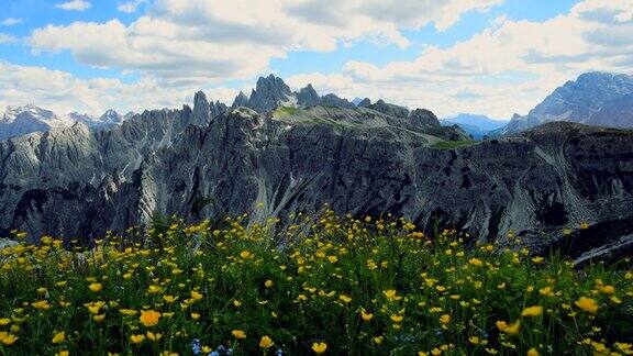 阿尔卑斯山位于意大利阿尔卑斯山脉的最高峰塞塞达奥德尔