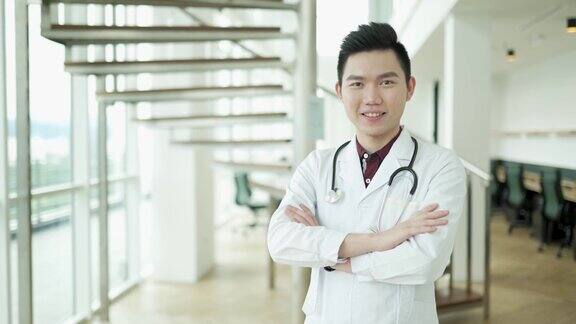 一位亚洲中医医生在医院微笑着看着镜头