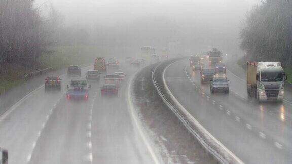 高速公路交通行驶在危险的雨夹雪中