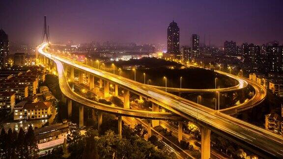 从白天到黄昏中国上海的高速公路和交通的时间流逝