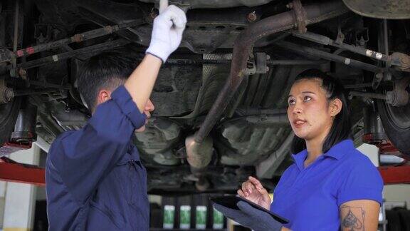 男女发动机工程师检查进厂发动机的维修汽车工程机械发动机技术能源电动汽车