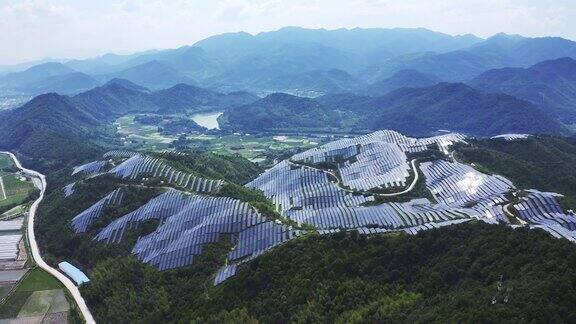 山上的太阳能电池板