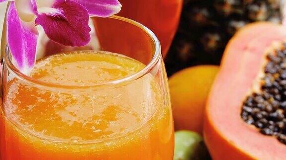 多丽酒:混合水果和一杯新鲜果汁