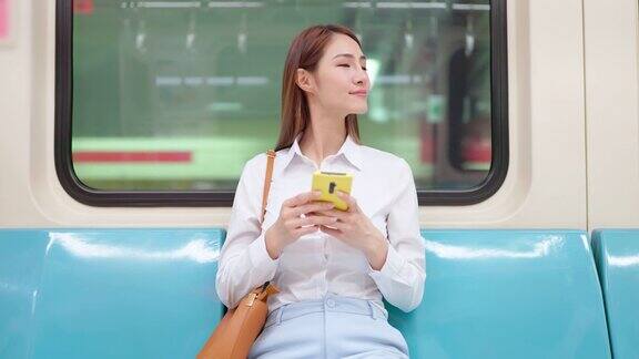 女人在捷运上使用手机