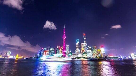 照亮东方明珠大厦及上海的现代建筑间隔拍摄