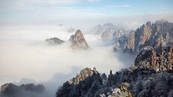 时间流逝雾环绕着中国的黄山(黄山)