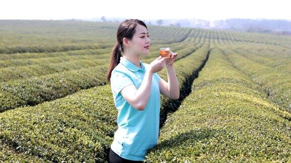 在茶园喝茶的中国年轻女子