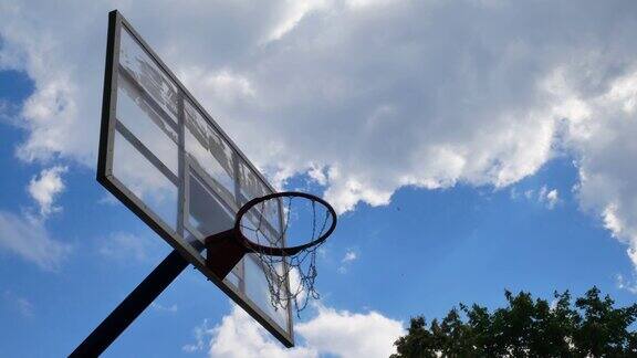 街头篮球运动场上的篮筐