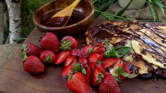 自制煎饼多汁的草莓新鲜的薄荷和巧克力