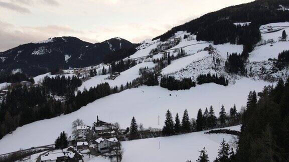 鸟瞰雪覆盖的山脉在富根蒂罗尔奥地利