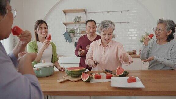 亚洲长者在家烹饪纯素食物小组-快乐家庭餐准备
