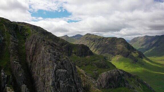 苏格兰高地英国苏格兰格兰科令人惊叹的绿色山脉