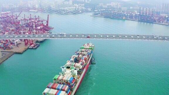 鸟瞰图集装箱货船前往码头商业港口或集装箱仓库与香港城市景观的商业物流进出口航运或运输