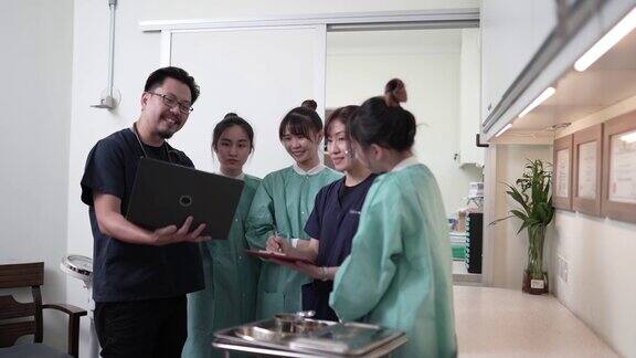 亚裔华人医生与他们的护士讨论
