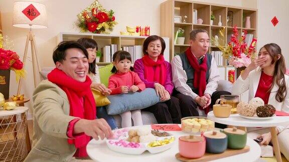 春节聚会家庭一家人欢聚一堂吃食物