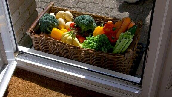 一盒水果和蔬菜正在送到家里
