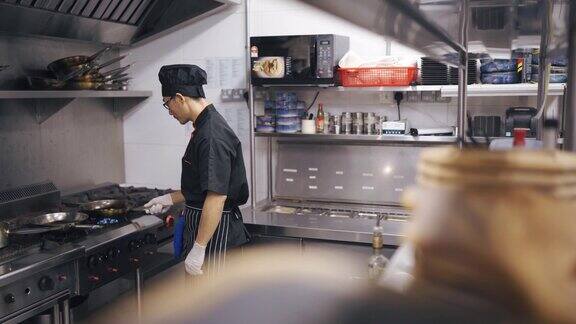 亚洲华人厨师在商业厨房烹饪和准备食物