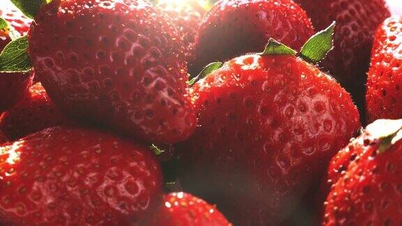 用慢动作把酸奶倒在草莓上