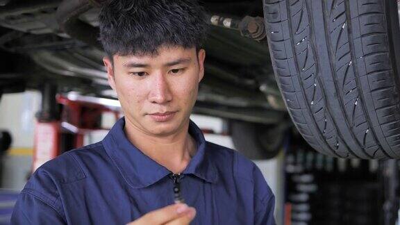 人引擎工程师检查来的发动机维修汽车工程机械发动机技术能源电动汽车