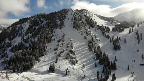 阿尔塔滑雪场位于犹他州的瓦萨奇山脉附近的盐湖城冬季的最高峰
