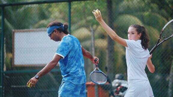 周末上午一个十几岁的女孩在网球场跟教练学网球