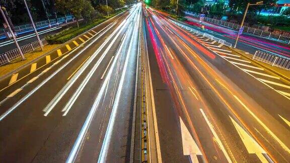 繁忙的道路在现代城市的市中心在夜晚的时间流逝